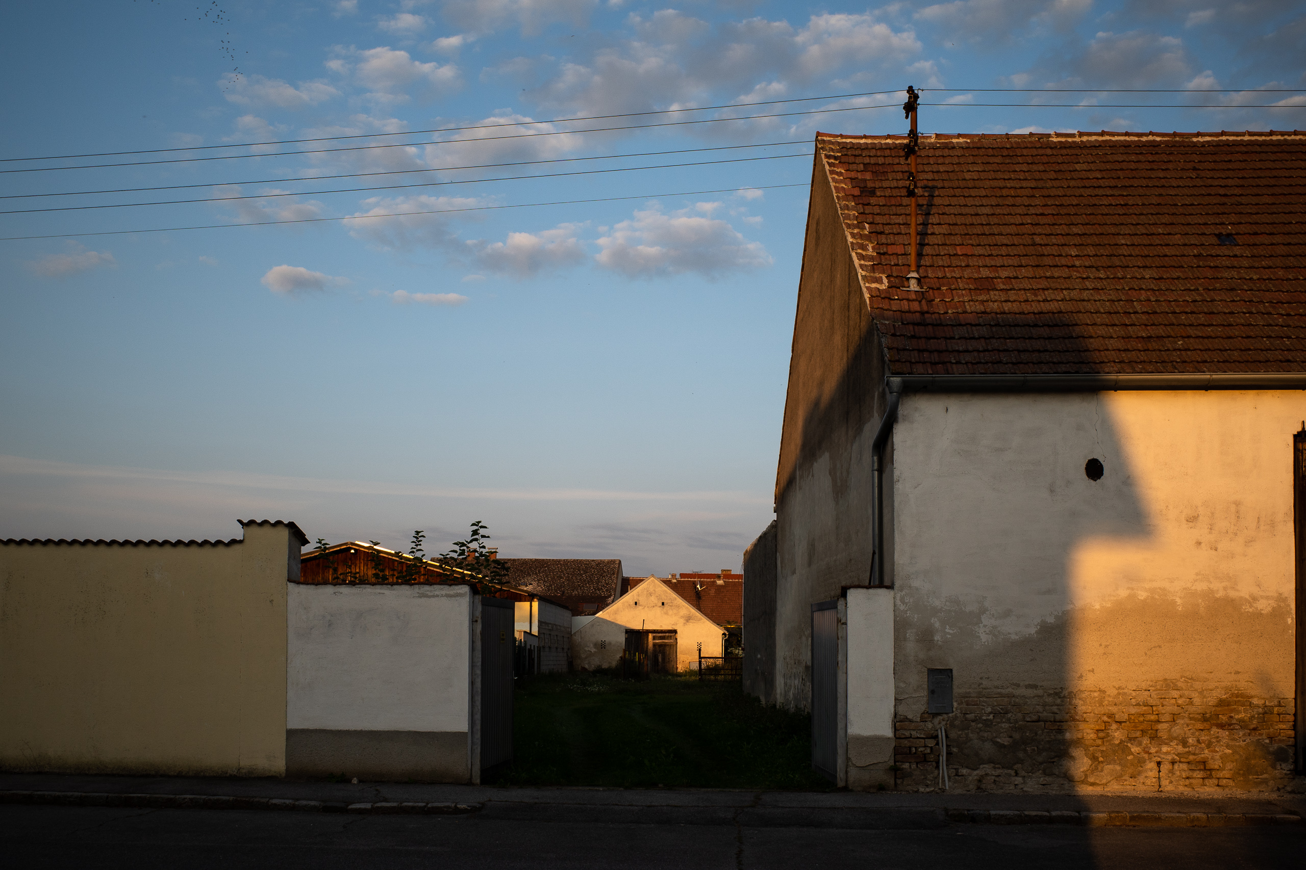 Letztes Licht auf den Scheunenwänden